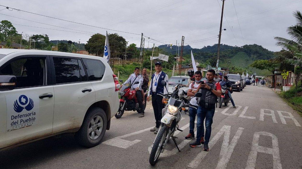 A la reunión asistieron centenares de ciudadanos que madrugaron hoy para hacer parte de una caravana.
