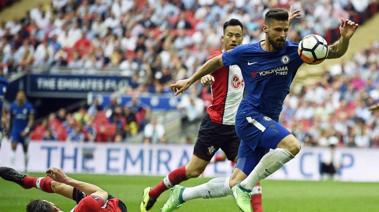 Oliver Giroud en la acción de gol del primer tanto. 