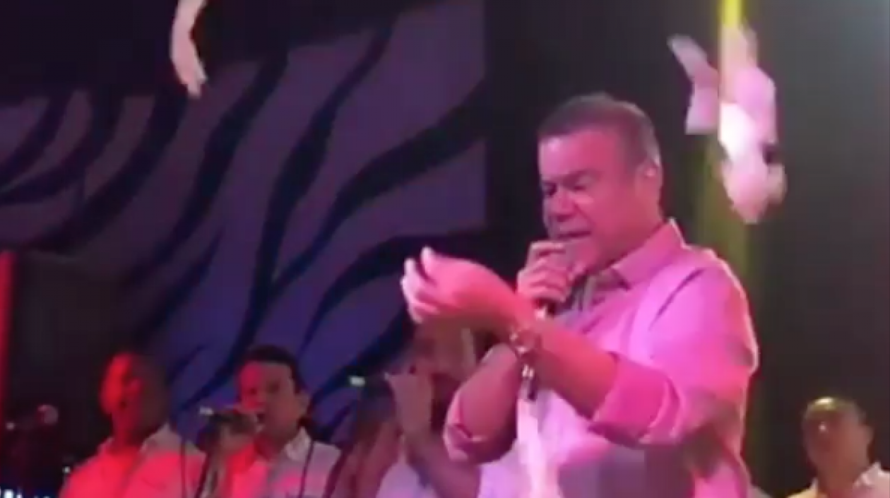 El cantante Iván Villazón durante la lluvia de billetes.