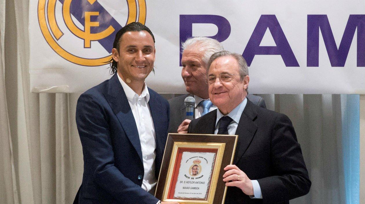Keylor Navas recibe el homenaje de unas de las barras del Madrid. 