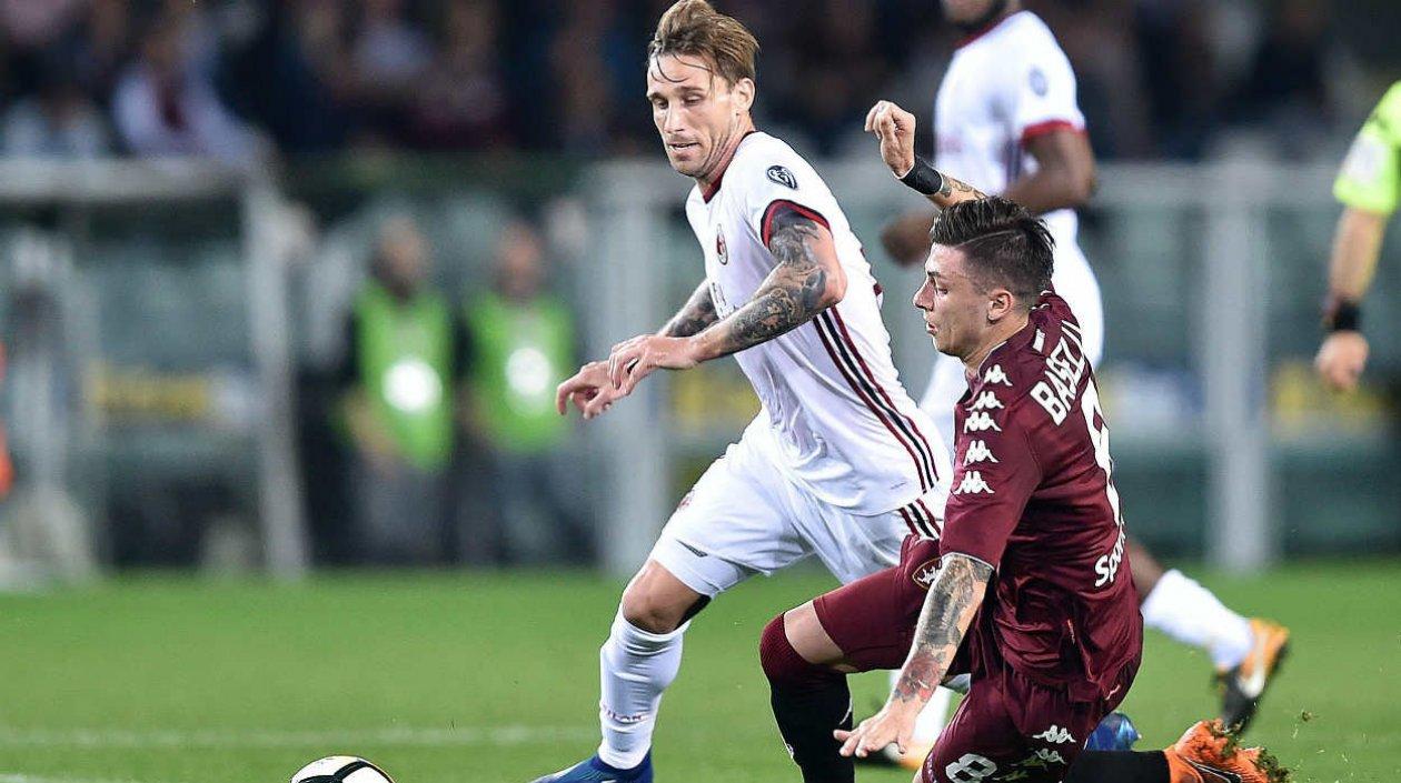 Lucas Biglia, volante argentino, disputa la pelota con un rival. 