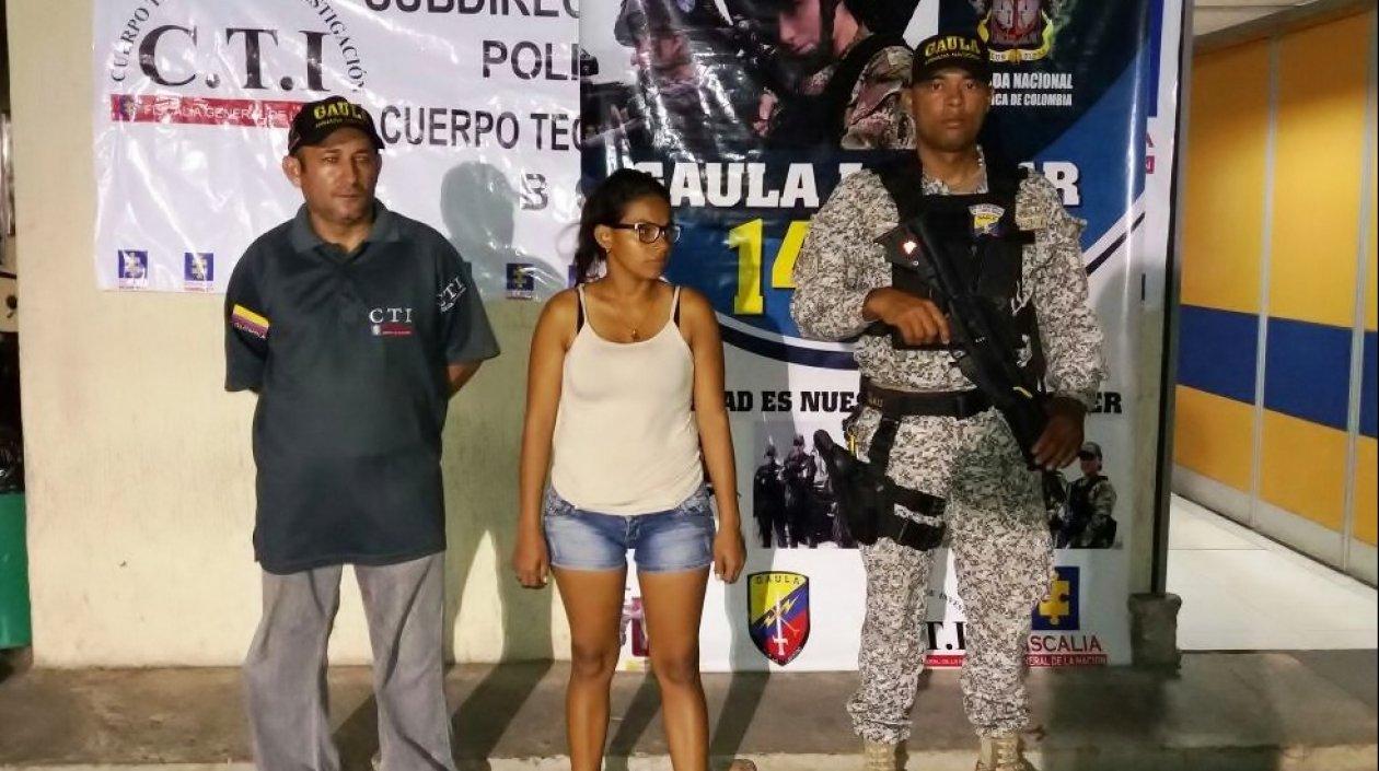 Esta es la mujer, presunta extorsionista capturada por la Armada, el CTI y la Policía.