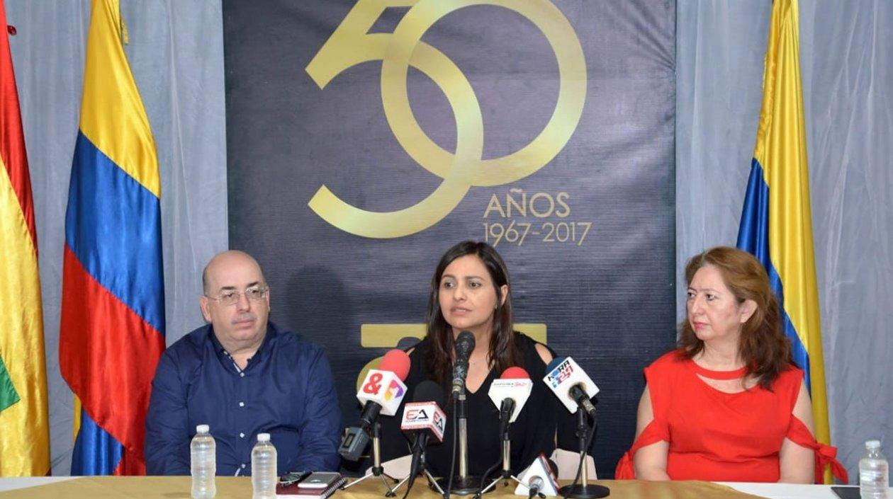 Víctor Armenta, Claudia Patricia Dacunha (Rectora) y Sandra Devia.