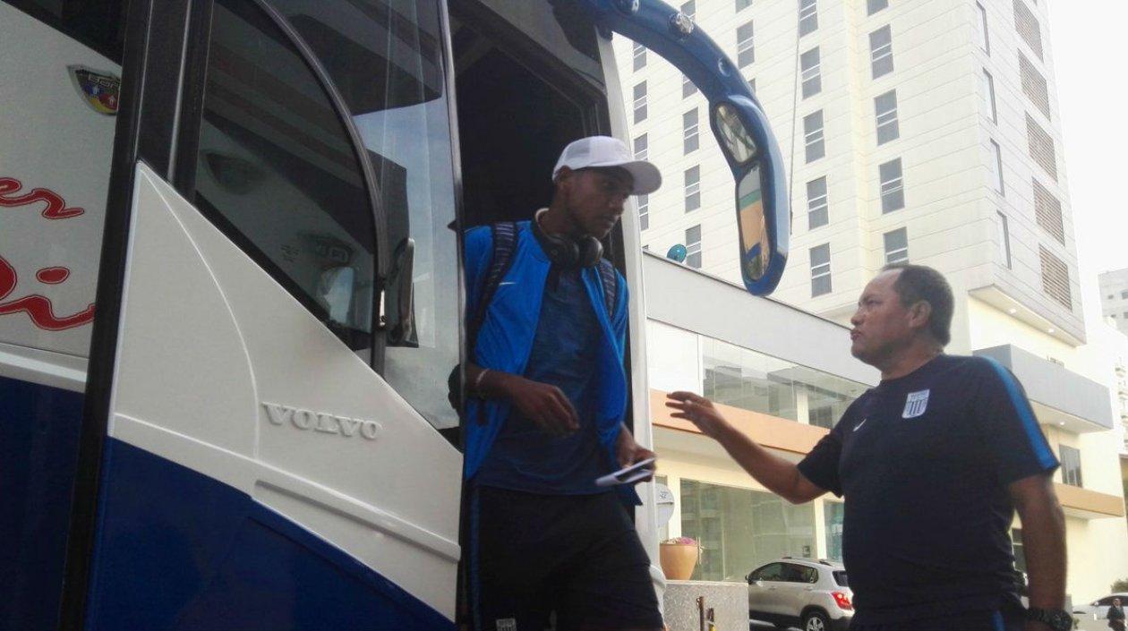 Jugadores de Alianza Lima a su llegada a Barranquilla. 