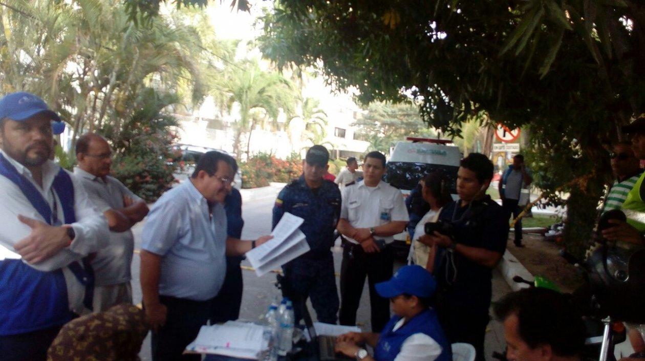 Momento en el que las autoridades debatían el aplazamiento.