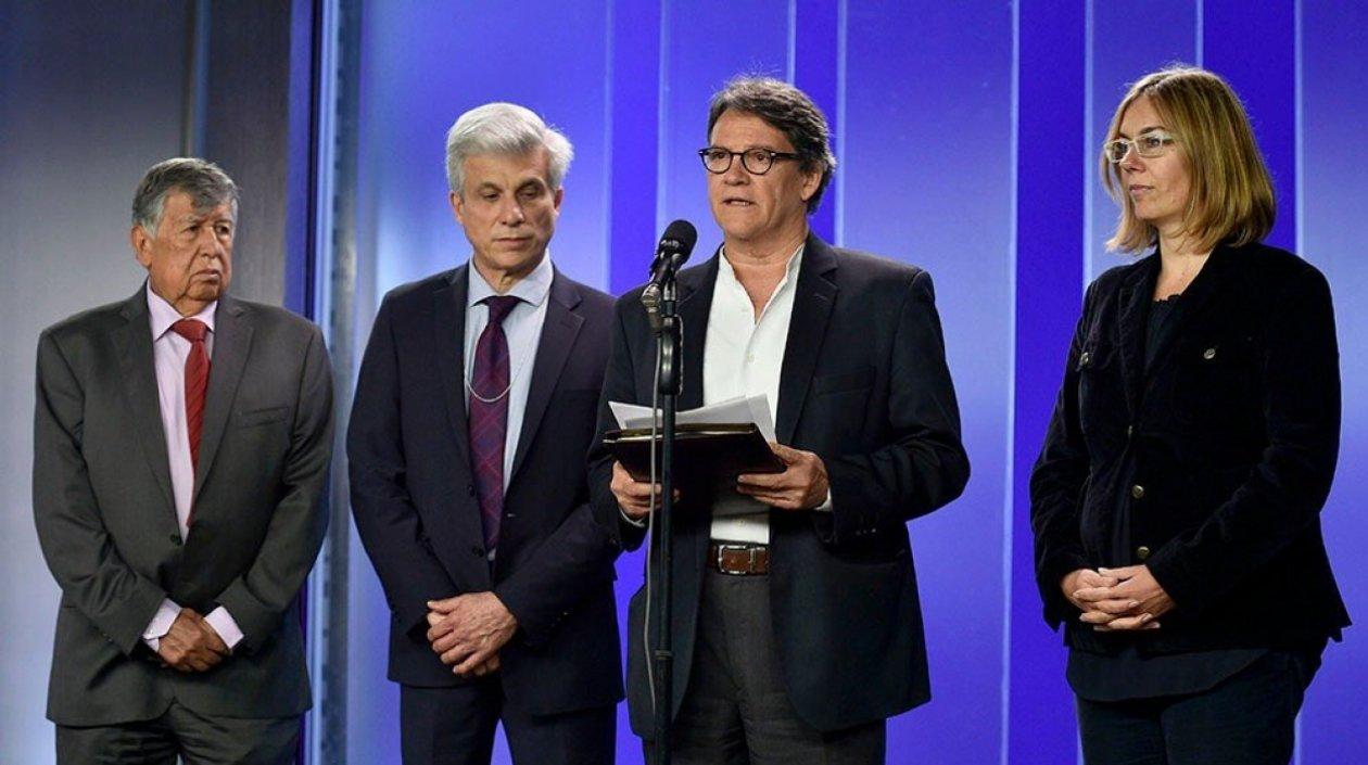 Gustavo Bell junto delegados del equipo de paz.