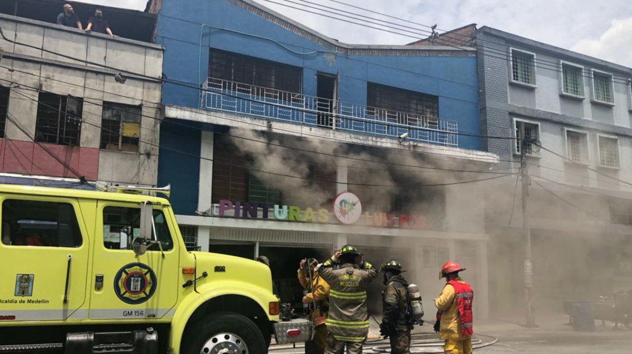 La emergencia está siendo atendida por al menos 60 bomberos.