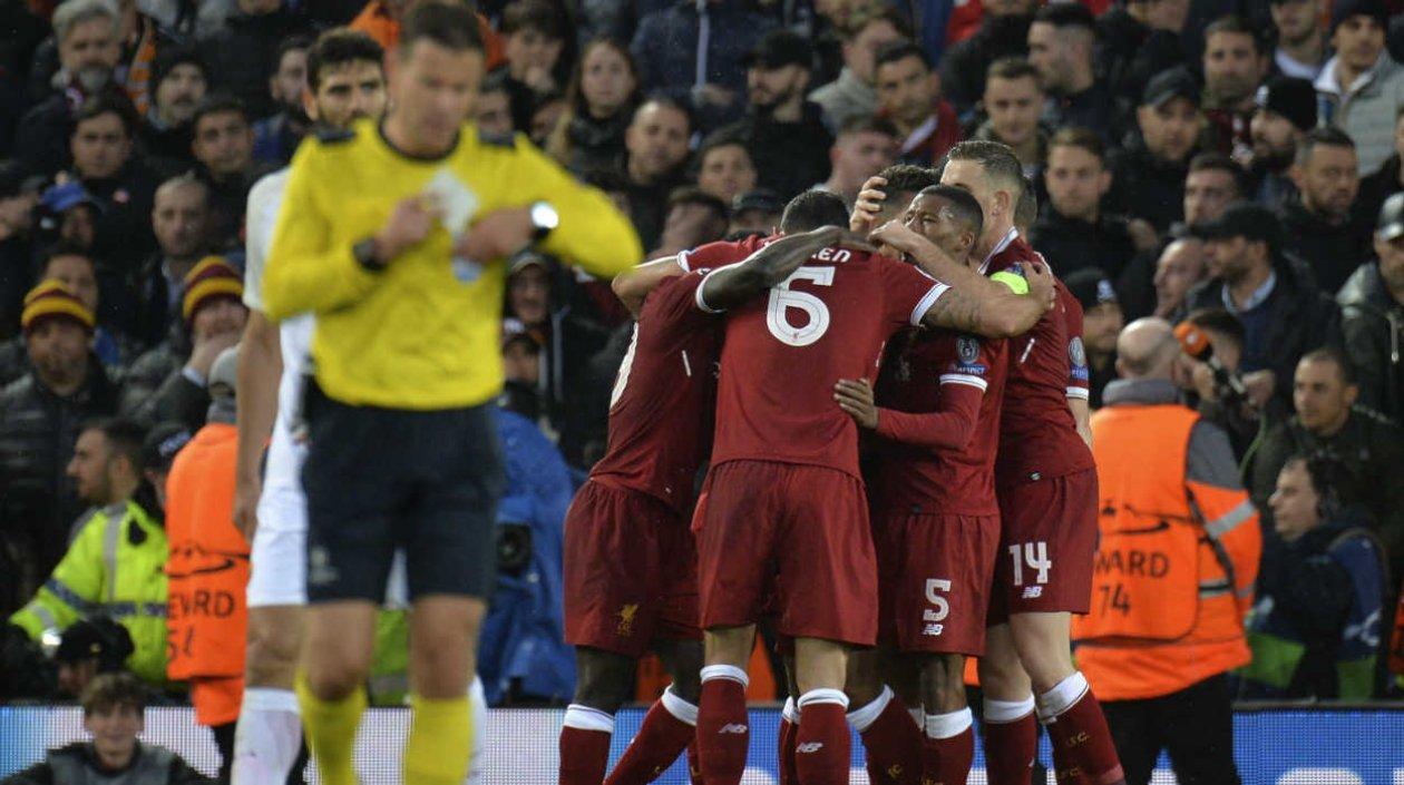 Jugadores del Liverpool celebran la anotación. 