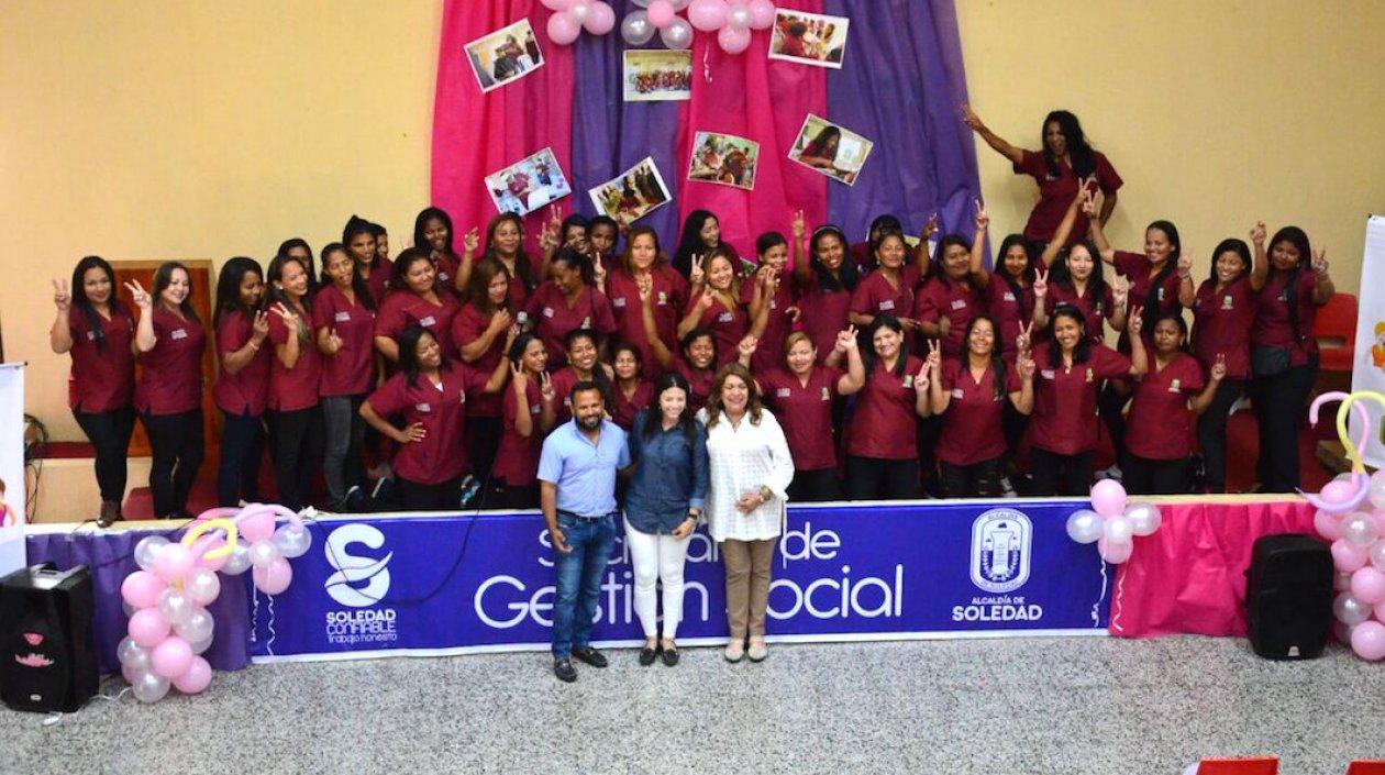 El grupo de mujeres que recibió los certificados de capacitación.