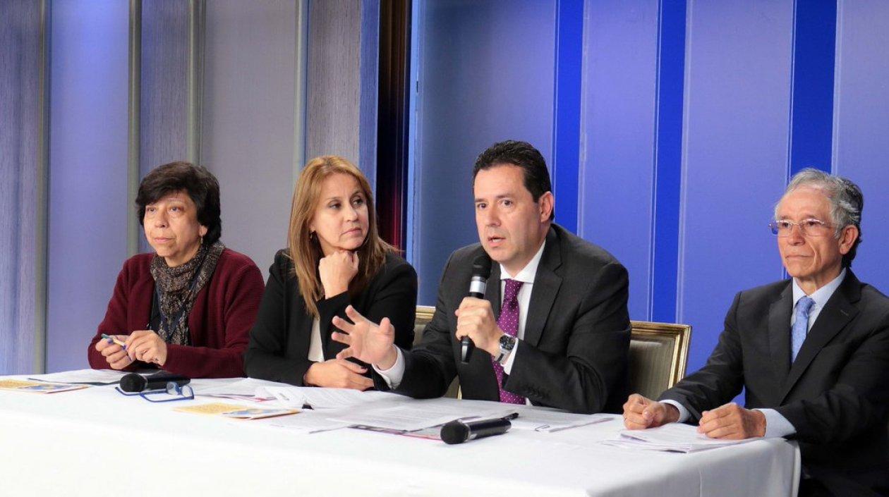 El gerente de frontera con Venezuela, Felipe Muñoz junto a la Ministra de Trabajo, Griselda Restrepo.