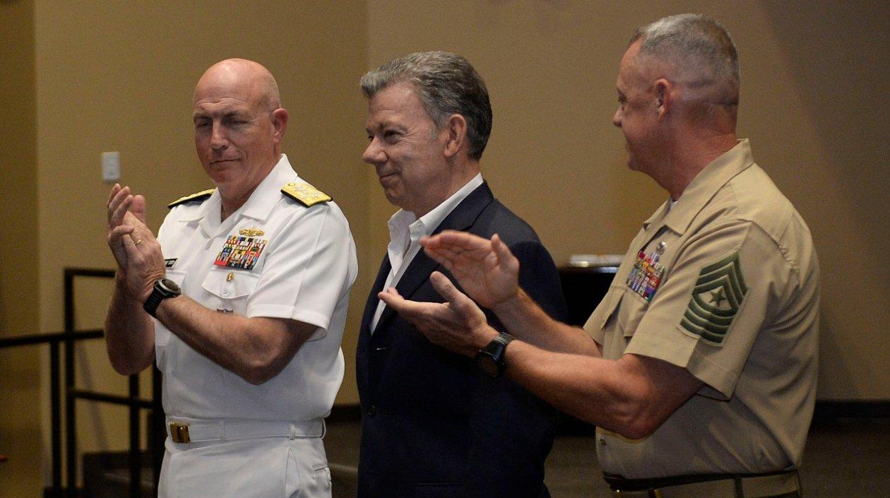 El Presidente Santos impuso la condecoración a la bandera del Comando Sur, al lado del comandante, almirante Kurt Tidd.