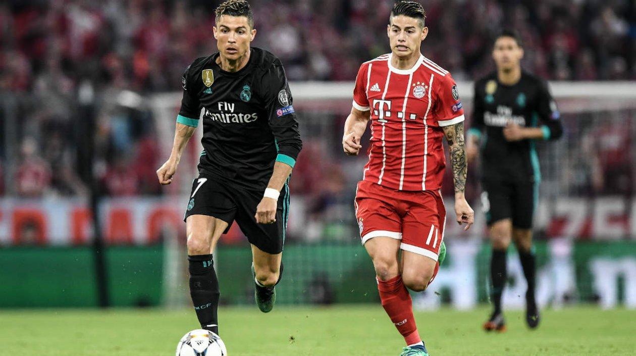 Cristiano Ronaldo disputa la pelota con James Rodríguez. 