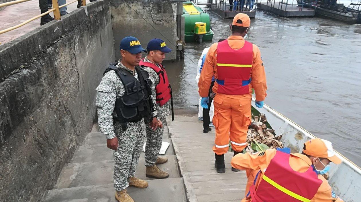 Personal de la Armada Nacional en el rescate de los dos cuerpos de las dos niñas.