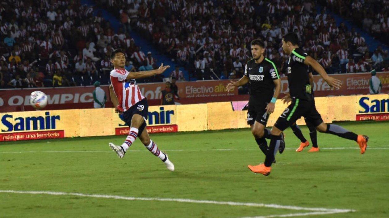 Zapatazo de Teófilo Gutiérrez para abrir el marcador.