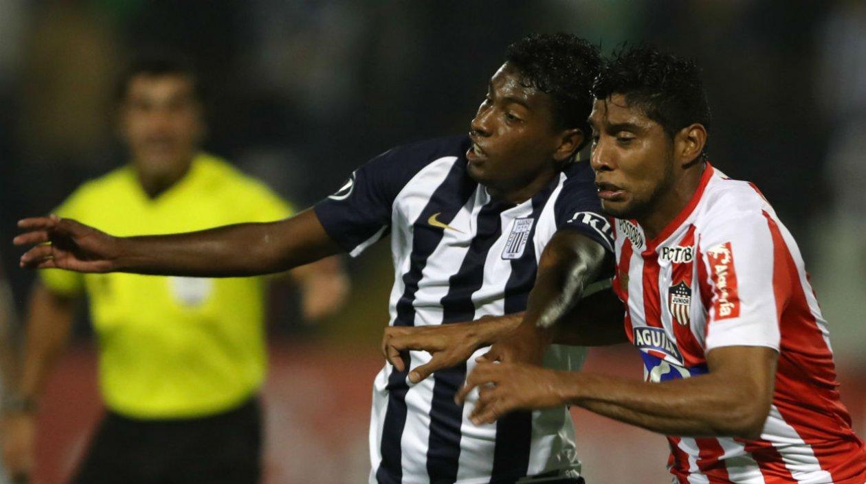 Miguel Araujo disputa la pelota con Luis Carlos Ruiz. 