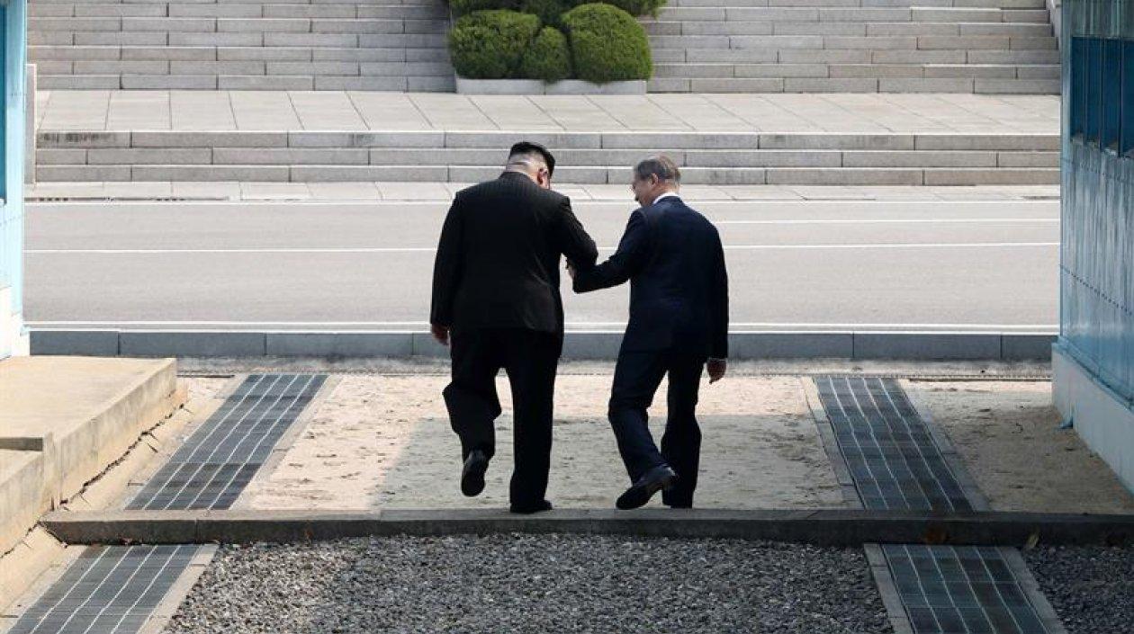 Los líderes cruzaron la línea de demarcación agarrados de la mano.