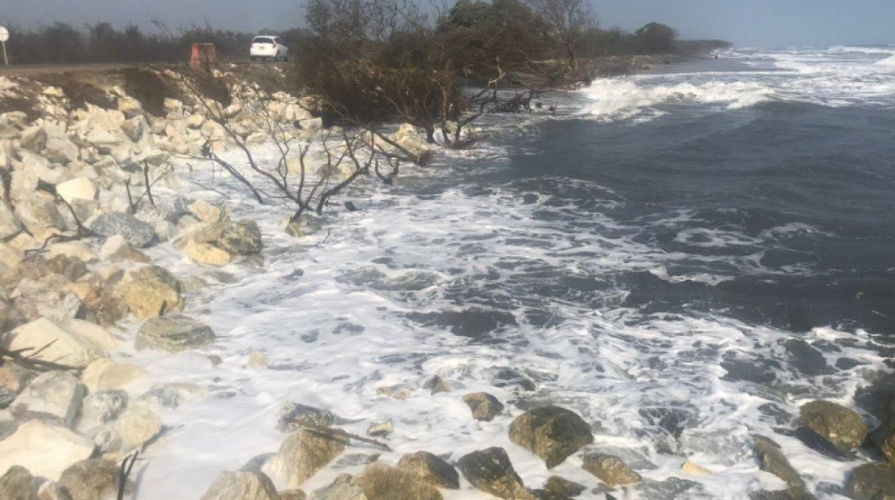 El agua está a cinco metros de la carretera.