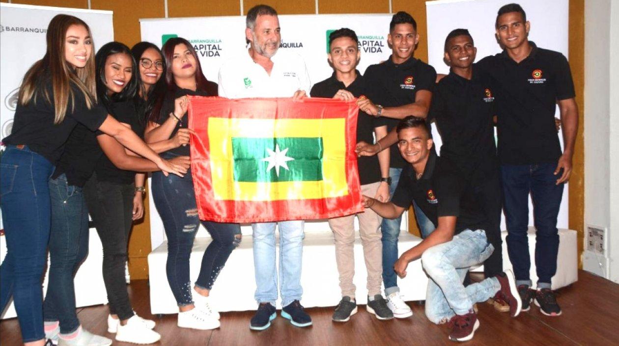 El Secretario de Cultura Juan José Jaramillo, con el grupo de jóvenes.