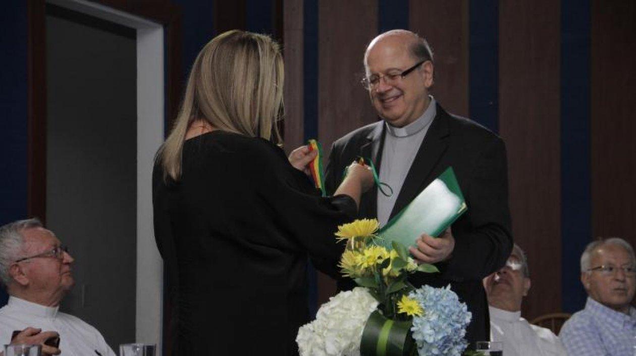 Bibiana Rincón, Secretaria de Educación Distrital entregó condecoración al Colegio San José de parte de la Alcaldía.