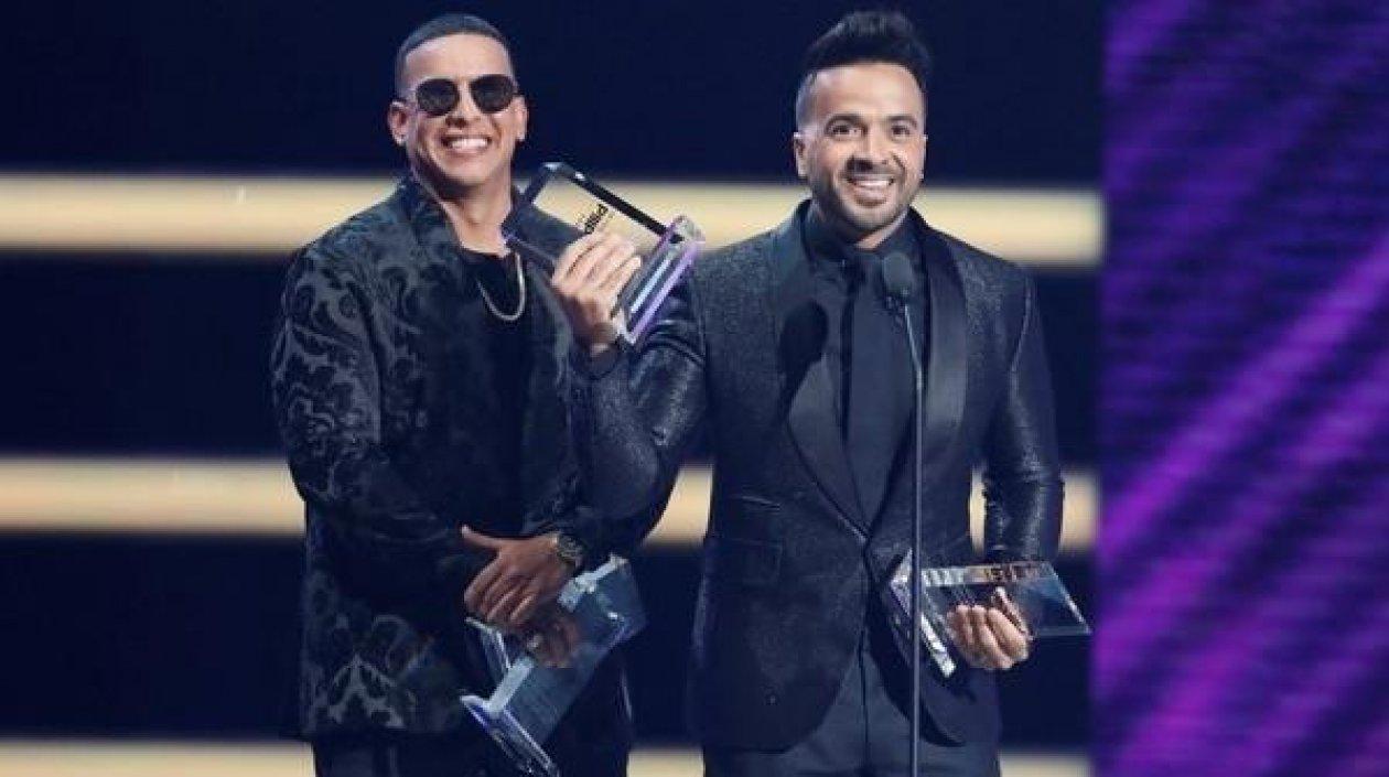 Daddy Yankee y Luis Fonsi durante la premiación.