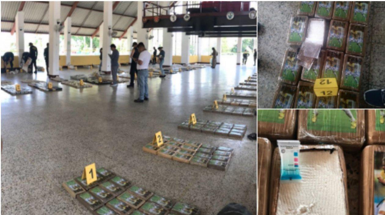 Según prueba de campo se trata de cocaína. Un total de 967 paquetes. 