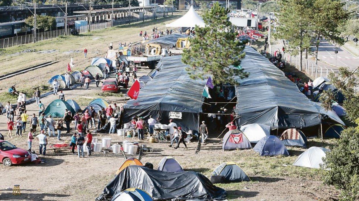 Decenas de simpatizantes de Lula acampan cerca de la Superintendencia de la Policía Federal de Curitiba.