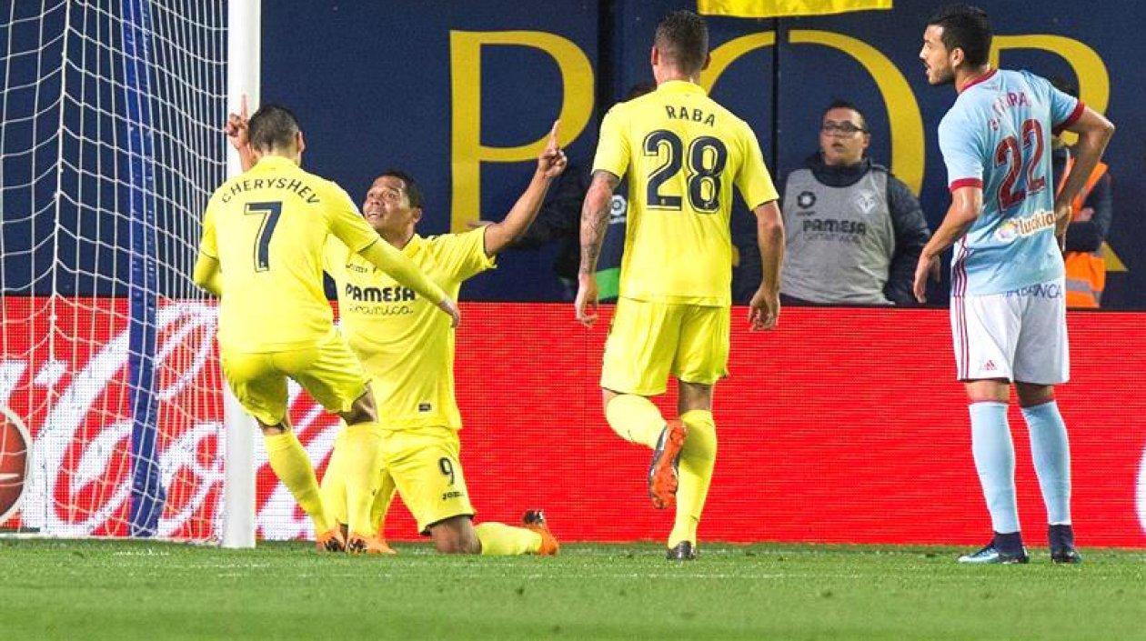 Carlos Bacca festeja con sus compañeros el primer gol del partido.