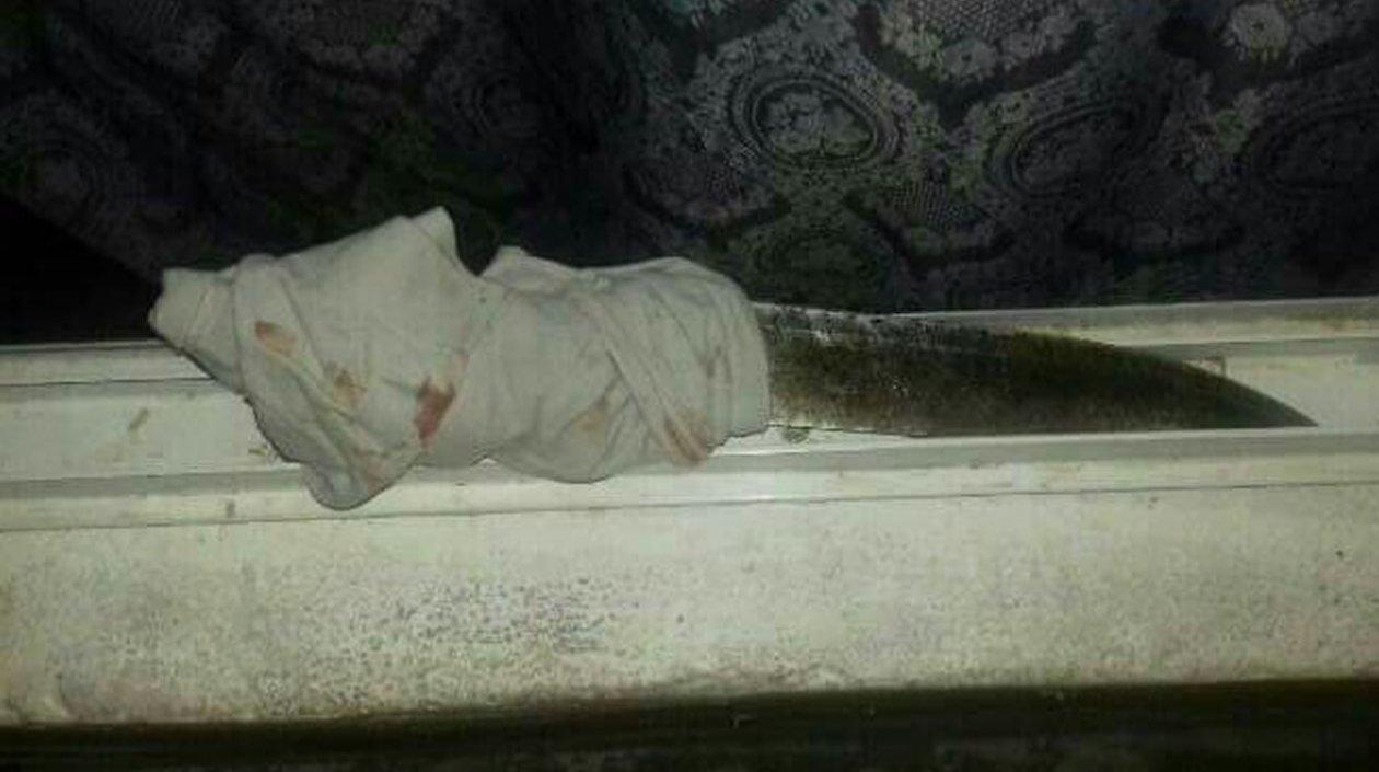 Este cuchillo fue usado por el hombre para agredir a su esposa.