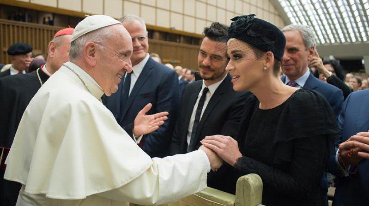 Momento en que el Papa Francisco saluda a los artistas Orlando Bloom y Katy Perry.