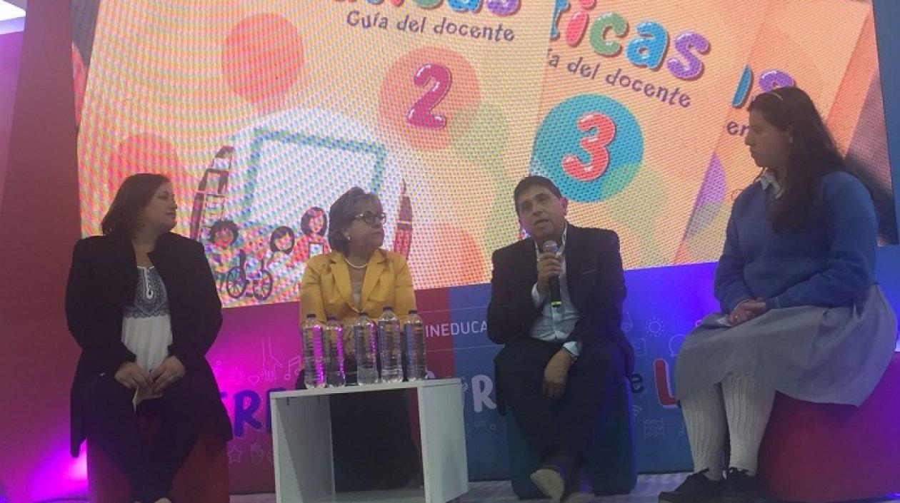 José Henao, rector de la Humboldt, en el conversatorio con los demás docentes.