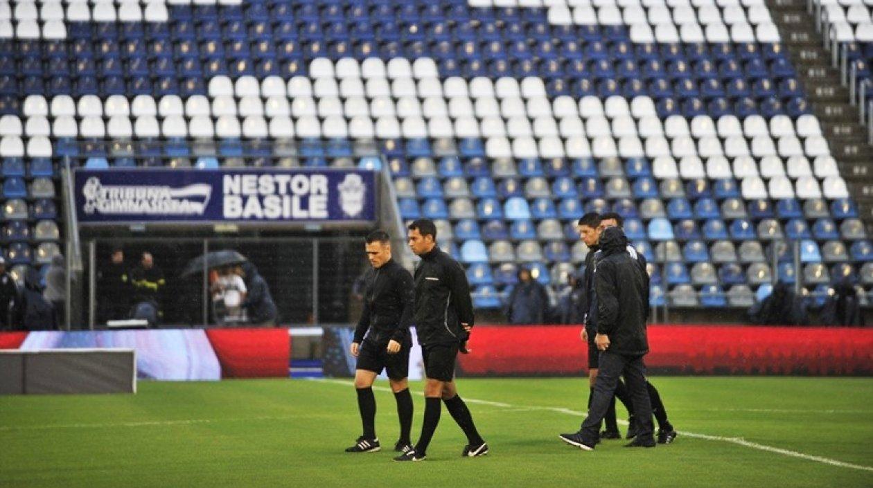 Los árbitros inspeccionaron el terreno de juego. 