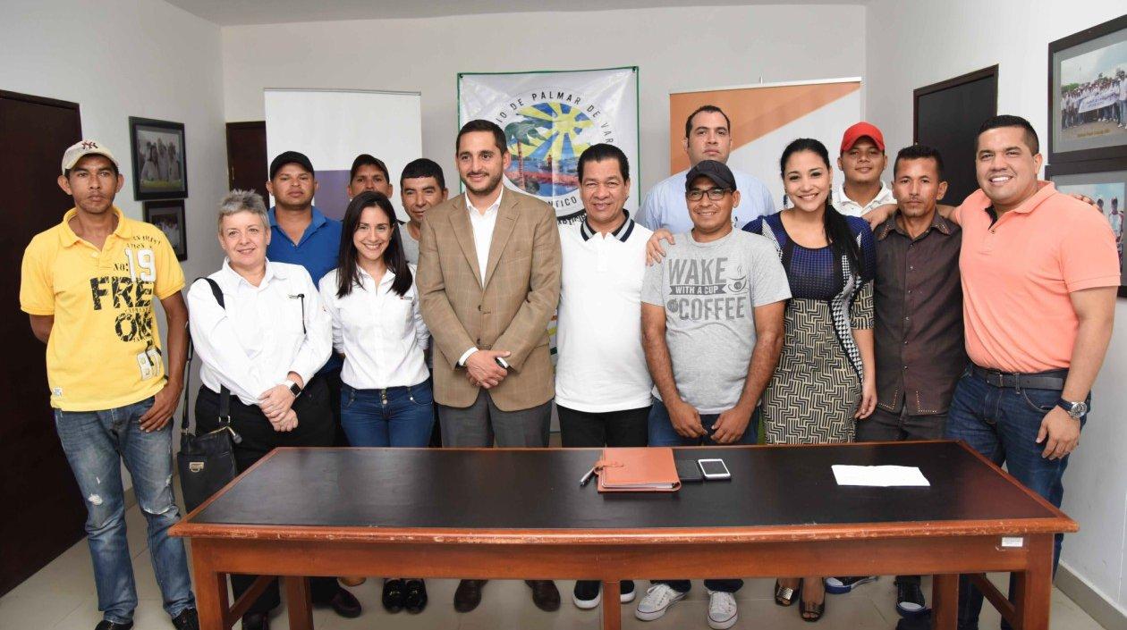 Algunos de los beneficiarios con el programa.