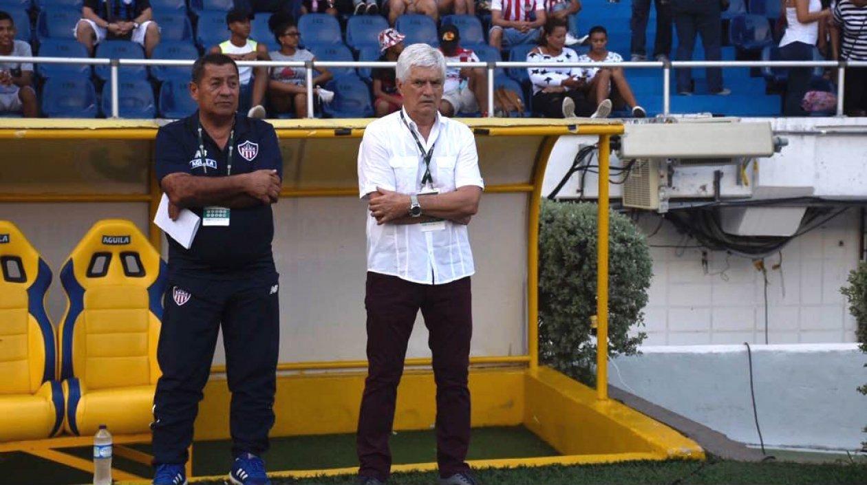 Preocupación durante el partido del DT Julio Comesaña y su asistente Alfredo Araujo.