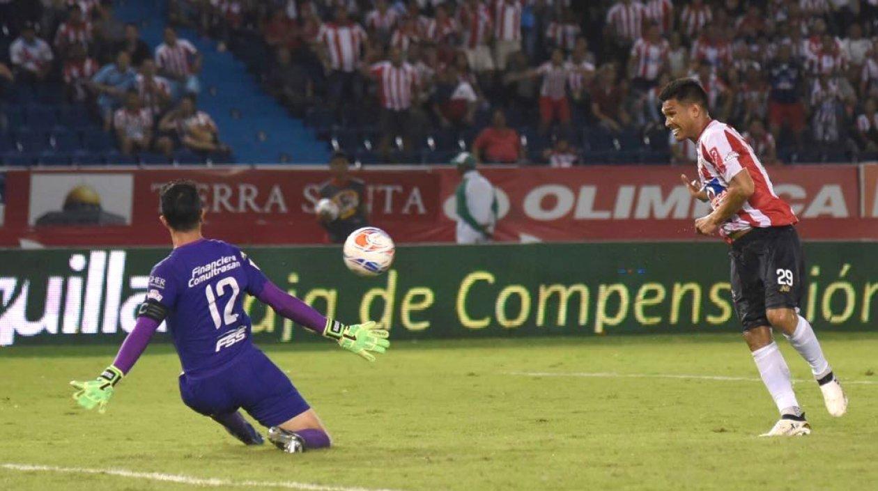 El arquero Ricardo Jerez achica y neutraliza el remate de Teo salvando su malla.