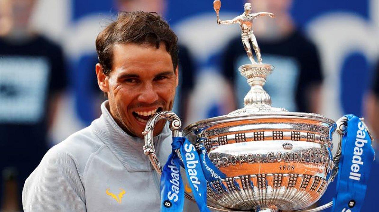 Rafael Nadal con el trofeo Conde de Godó.