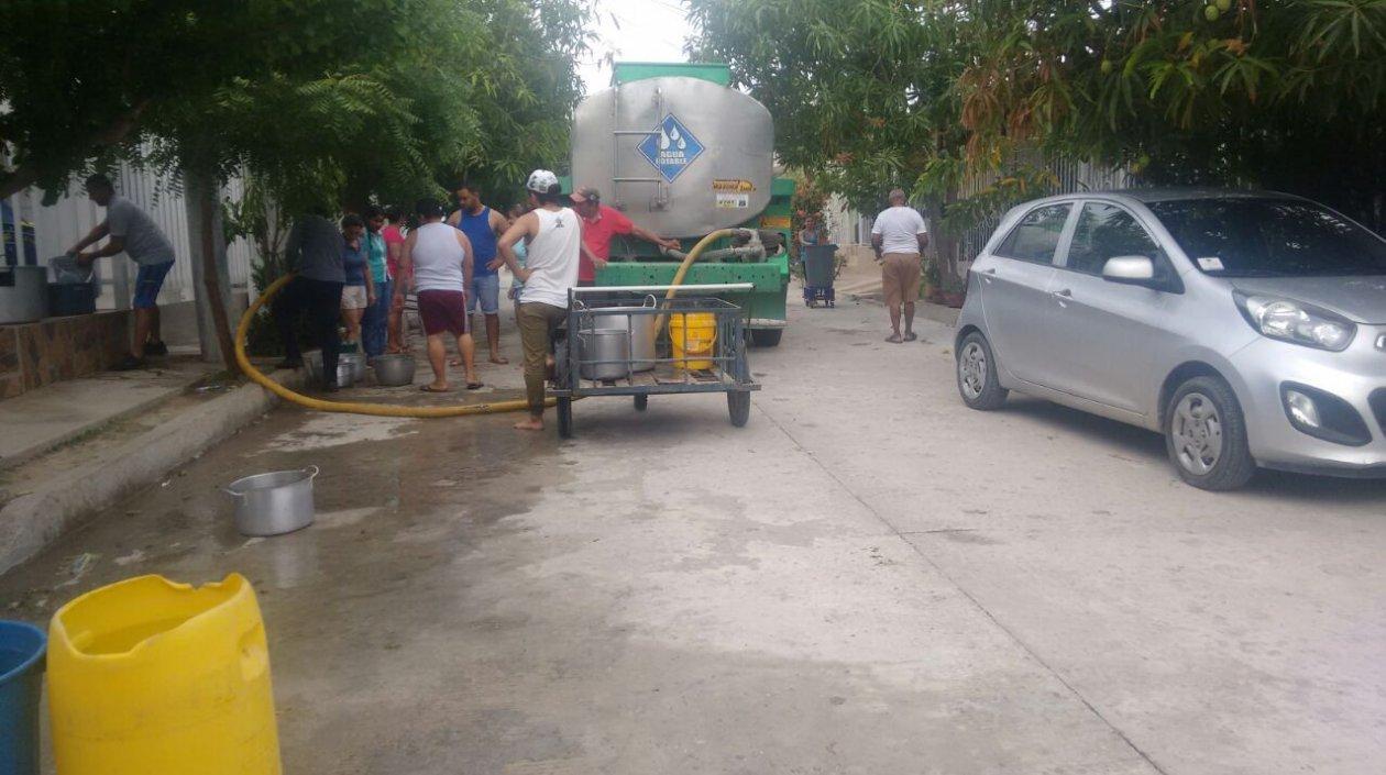 Un carrotanque llegó de abastecer de agua a la comunidad de Villa Olímpica.