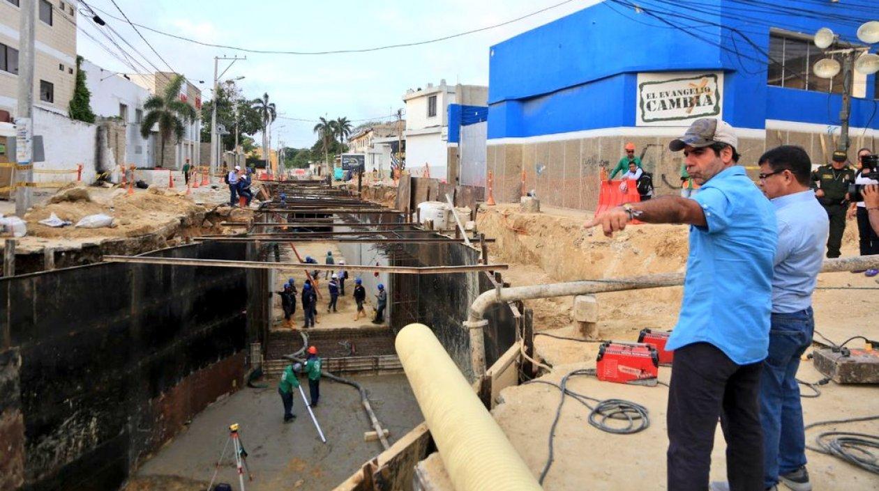 El Alcalde Alejandro Char inspeccionando las obras de canalización.