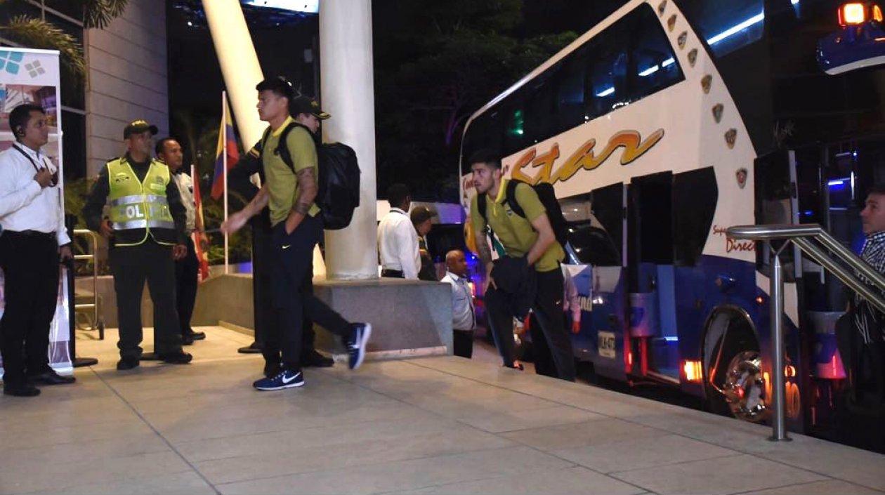 Jugadores del Boca Juniors a su arribo al hotel de concentración en Barranquilla.
