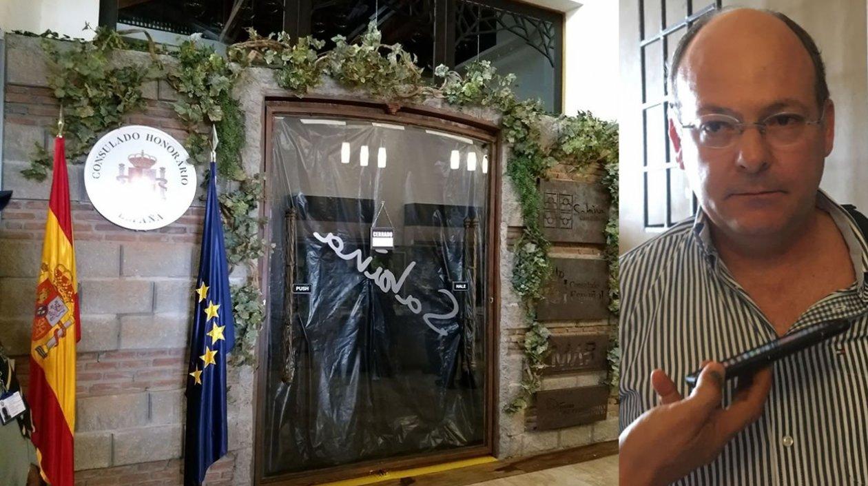 Las personas que ingresaron al restaurante taparon la puerta y vidrio y no dejan ingresar al cónsul Carlos Guerra, en la foto.