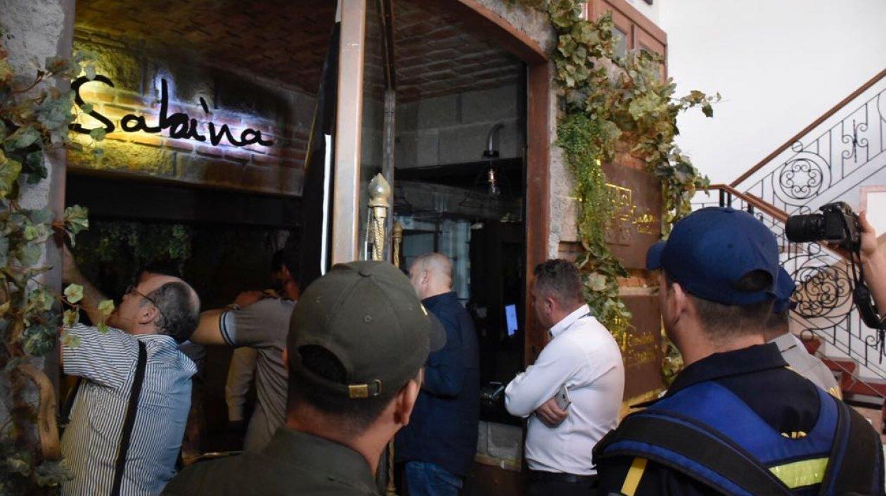 La Policía llegó al restaurante donde funciona el Consulado de España.