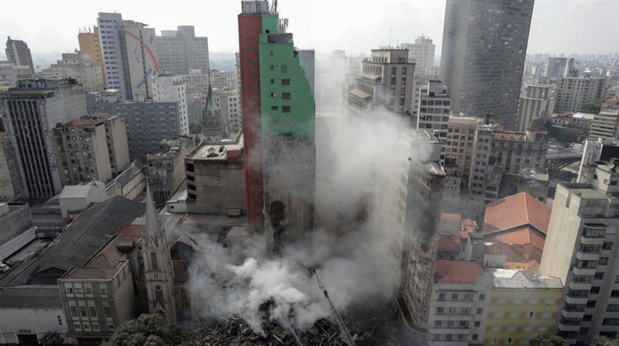 Momento en el que se desploma el edificio.