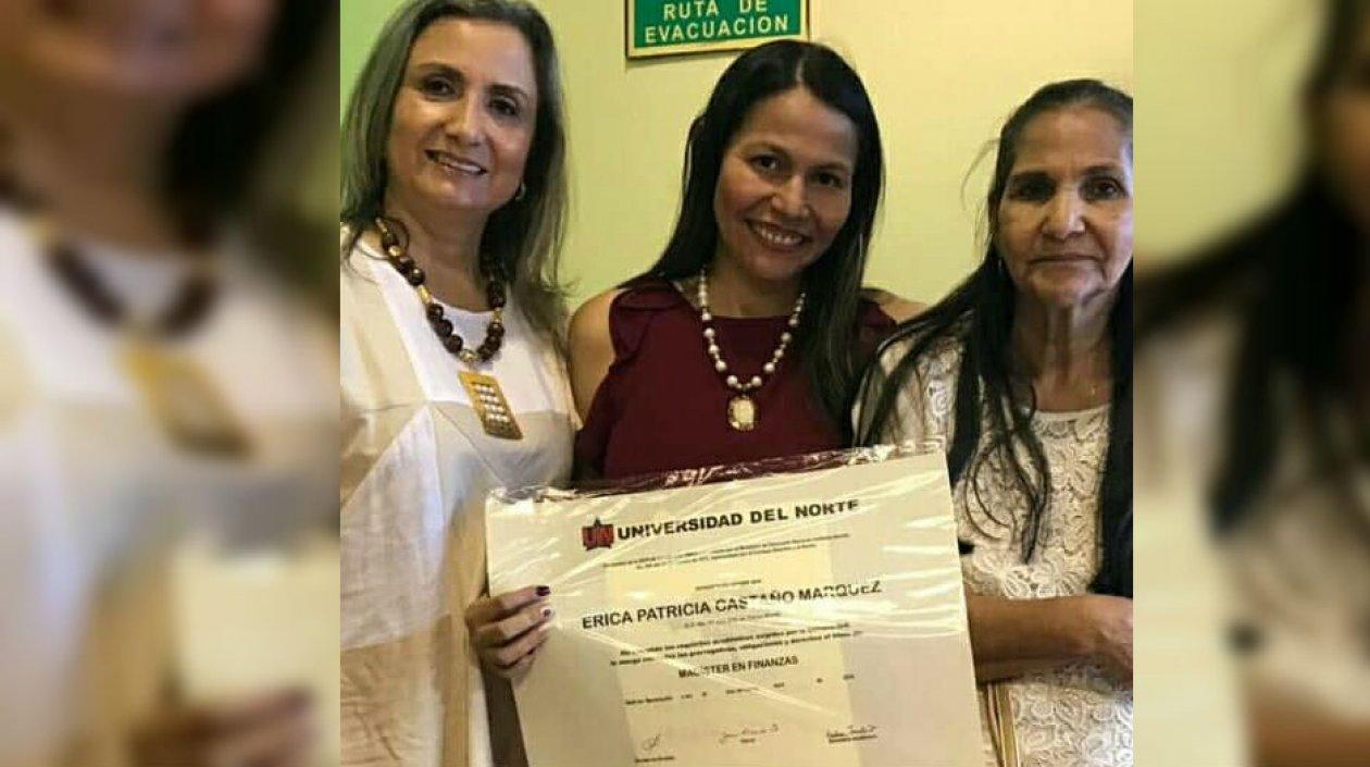 Erica Castaño, con su diploma de magíster en Finanzas de la Universidad del Norte.