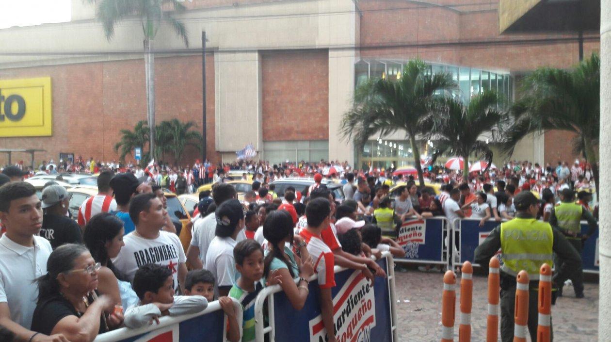 Cientos de hinchas de Junior se reunieron en el hotel del equipo. 