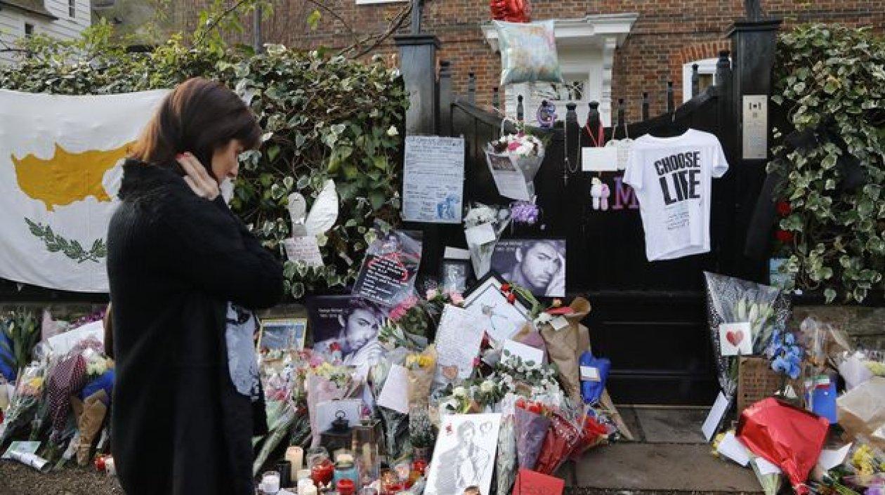 Ofrendas en la casa de George Michael.
