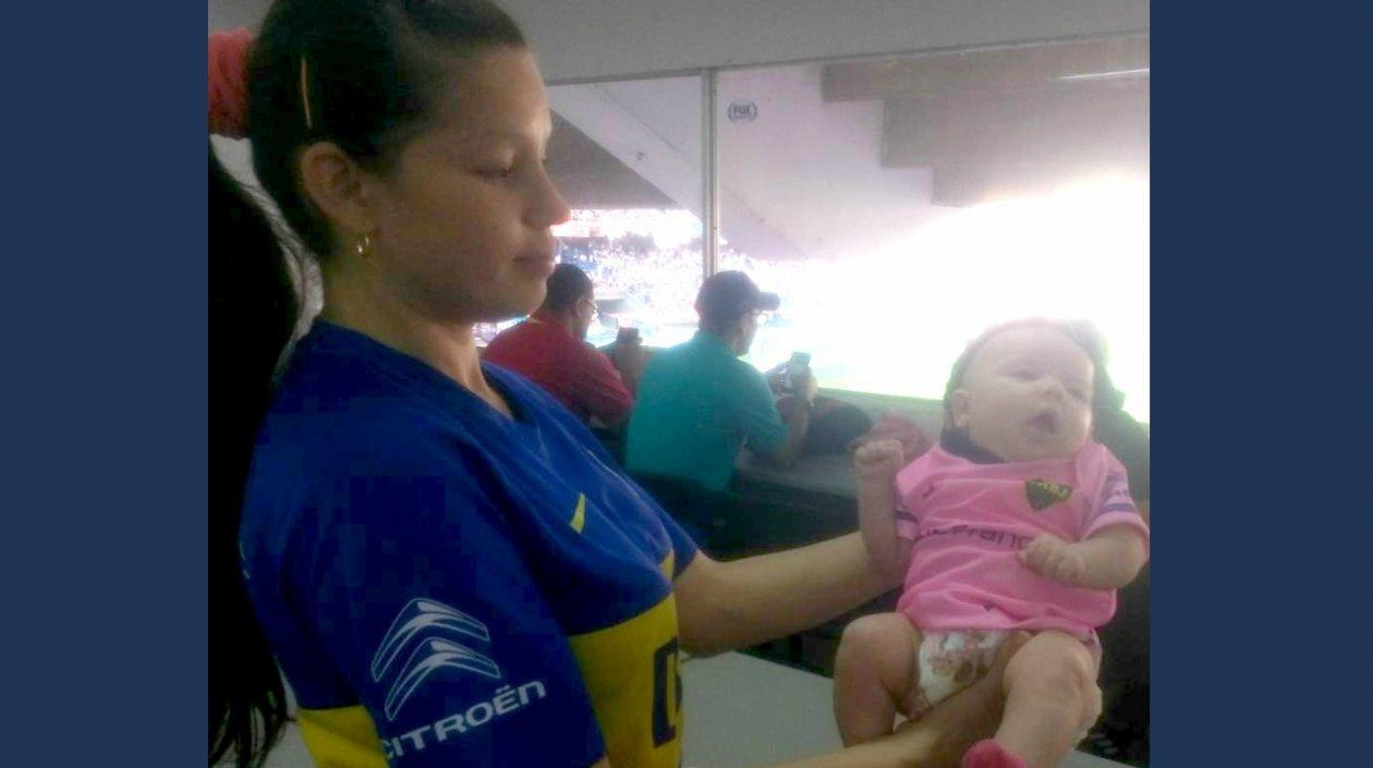 Luciendo la camiseta especial de Boca Juniors del Día de la Mujer, la pequeña Guadalupe es la hincha más pequeña de los bosteros.