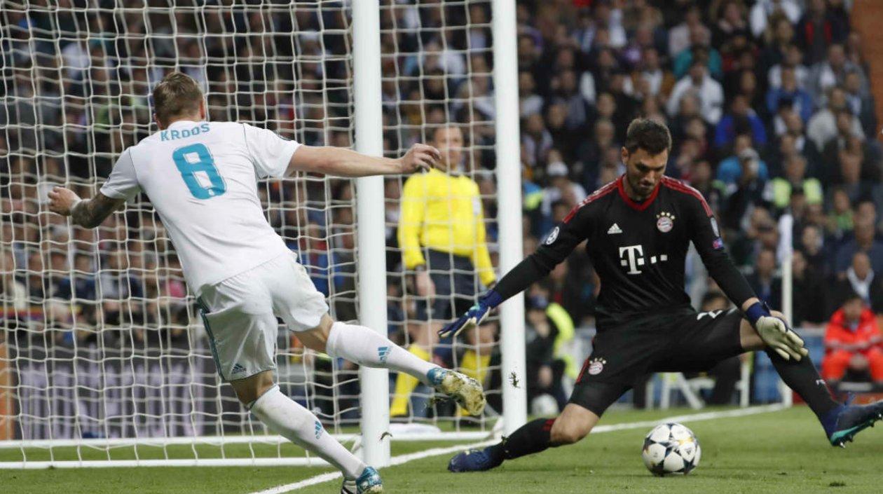 Sven Ulreich en una acción del partido ante Toni Kroos. 