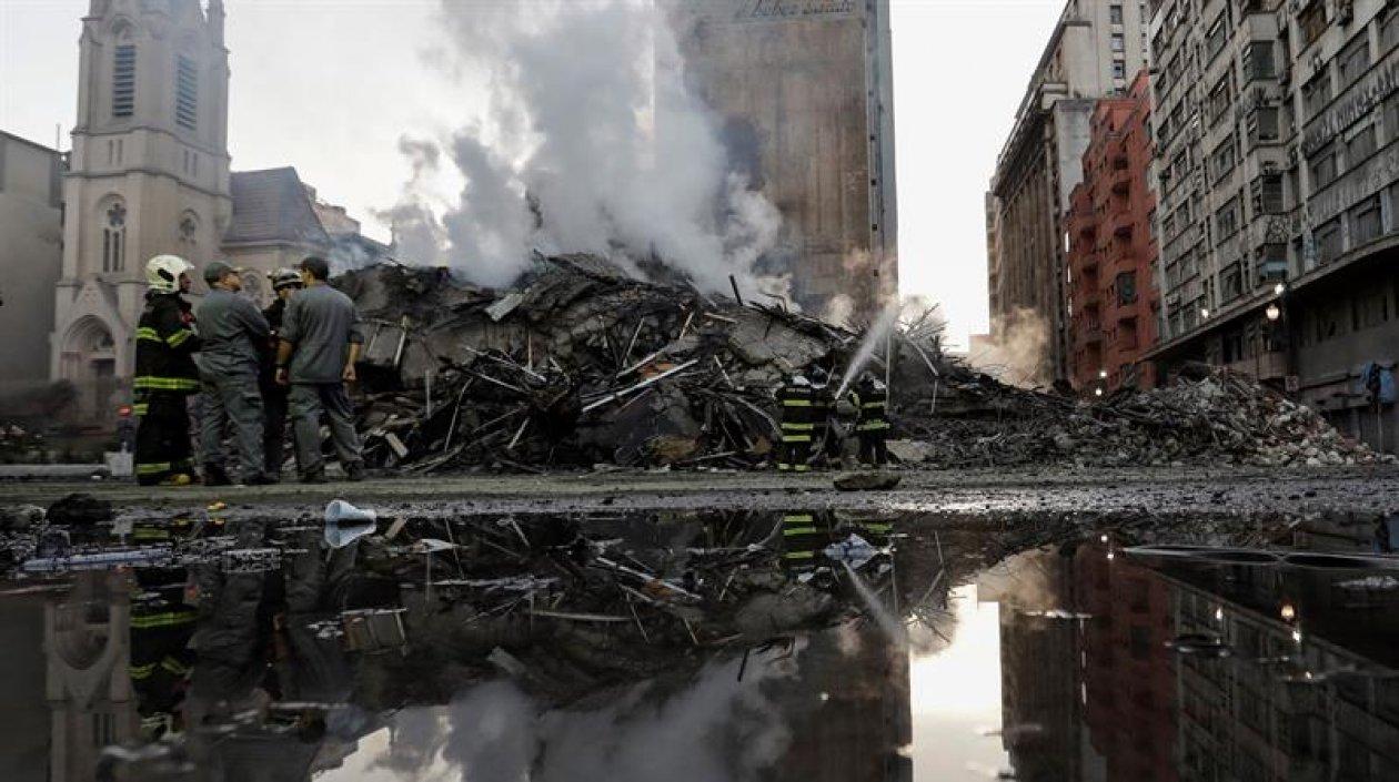 Bomberos siguen trabajando en la zona del colapso. 