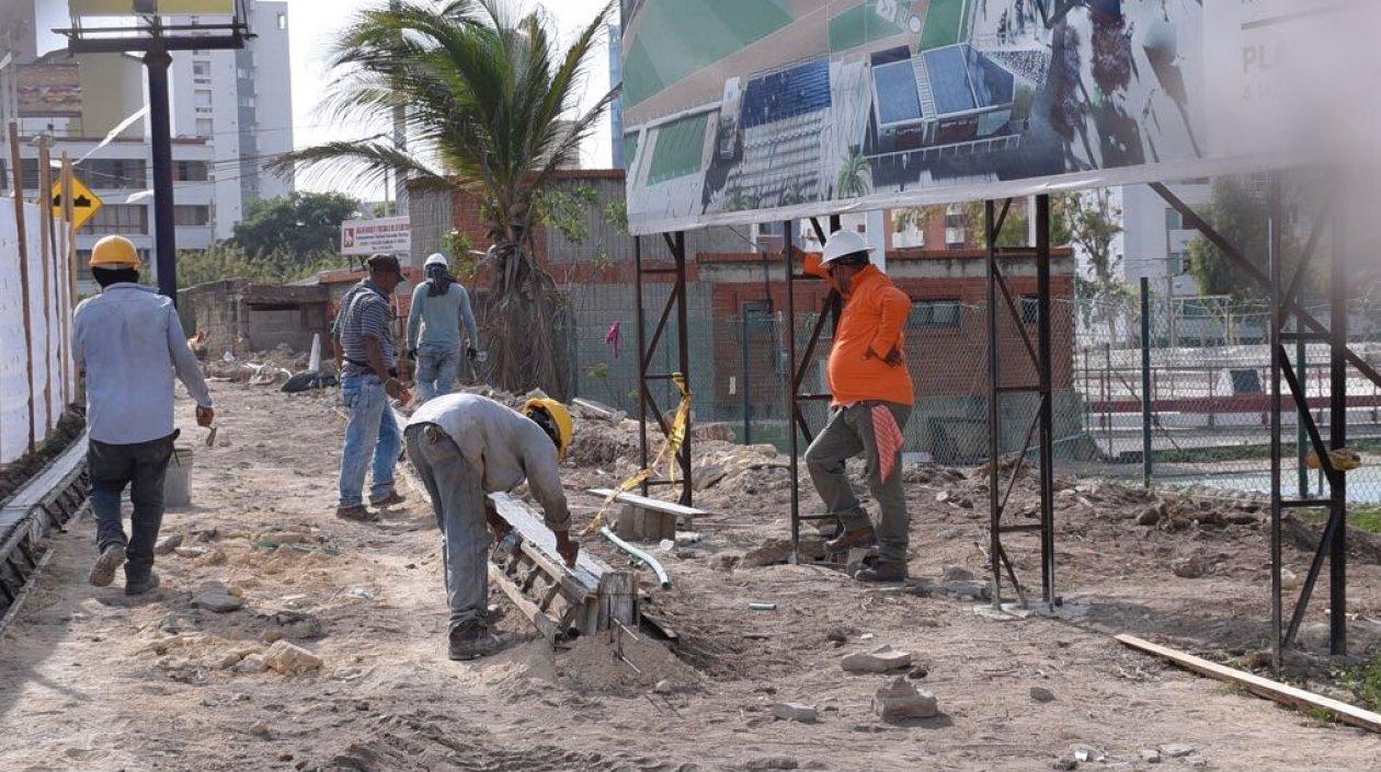 Obreros trabajando en las inmediaciones del Parque Bosques del Norte. 