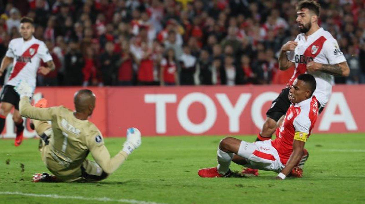 Lucas Pratto vence a Robinson Zapata para el gol del triunfo visitante.