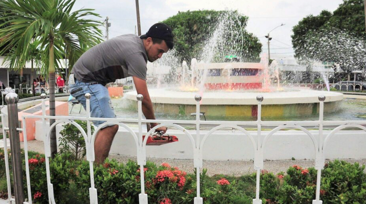 Joven cumpliendo la sanción.